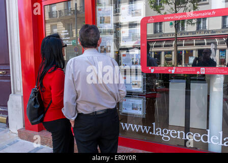 Paris, Frankreich, Paar hinten, Blick auf französische Schilder in Estate Agents' Window Shopping, Charenton-Le-Pont, Vororte, französische Immobilien, Ladenfront, Immobilienmarkt, Vorstadtviertel Stockfoto