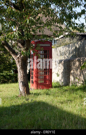 Britische rotes Telefon box in einem Dorf Stockfoto