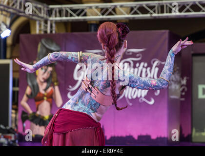 London, UK. 24. Mai 2015. Tätowierte Performer bei großen britischen Tattoo zeigen Kredit: carol Moir/Alamy Live-Nachrichten Stockfoto