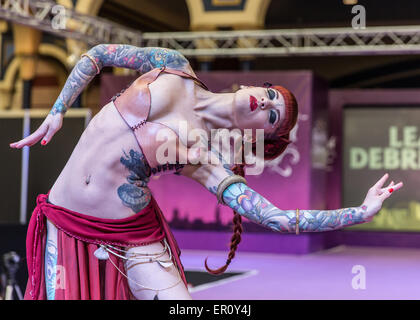 London, UK. 24. Mai 2015. Tätowierte Performer bei großen britischen Tattoo zeigen Kredit: carol Moir/Alamy Live-Nachrichten Stockfoto