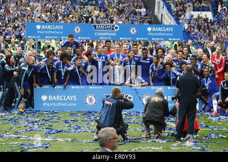 Stamford Bridge, Chelsea, London, UK. 24. Mai 2015. Chelsea Football Club Spieler feiern ihren Gewinn der 2015 Barclays Premier League. Szenen im letzten Spiel der Saison gegen Sunderland, wo das Haus Seite gewann 3: 1 und blieb zu Hause ungeschlagen für die Saison Credit: Motofoto/Alamy Live News Stockfoto