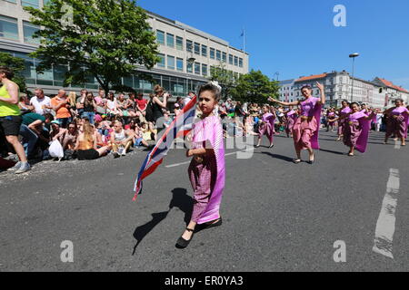 Berlin, Deutschland. 24. Mai 2015. Künstler mit Kostümen auf dem Karneval der Kulturen am Hermannplatz in Berlin. Berlin feiert "Karneval", mit der Überzeugungskraft der Trommeln, die den Charme der asiatischen Tänzen mit traditionellen Kostümen oder die Präsentation von Ideen für die Zukunft. In einem Schritt ist, dass mehr als 60 Gruppen Karneval Kunst bringen die Prozession vom Hermannplatz beginnt. Bildnachweis: Simone Kuhlmey/Pacific Press/Alamy Live-Nachrichten Stockfoto