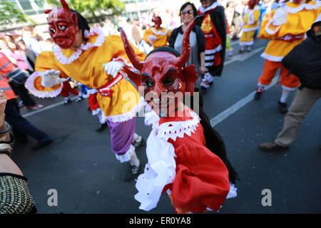 Berlin, Deutschland. 24. Mai 2015. Künstler mit Kostümen auf dem Karneval der Kulturen am Hermannplatz in Berlin. Berlin feiert "Karneval", mit der Überzeugungskraft der Trommeln, die den Charme der asiatischen Tänzen mit traditionellen Kostümen oder die Präsentation von Ideen für die Zukunft. In einem Schritt ist, dass mehr als 60 Gruppen Karneval Kunst bringen die Prozession vom Hermannplatz beginnt. Bildnachweis: Simone Kuhlmey/Pacific Press/Alamy Live-Nachrichten Stockfoto