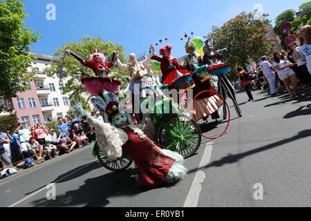 Berlin, Deutschland. 24. Mai 2015. Künstler mit Kostümen auf dem Karneval der Kulturen am Hermannplatz in Berlin. Berlin feiert "Karneval", mit der Überzeugungskraft der Trommeln, die den Charme der asiatischen Tänzen mit traditionellen Kostümen oder die Präsentation von Ideen für die Zukunft. In einem Schritt ist, dass mehr als 60 Gruppen Karneval Kunst bringen die Prozession vom Hermannplatz beginnt. Bildnachweis: Simone Kuhlmey/Pacific Press/Alamy Live-Nachrichten Stockfoto