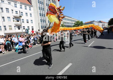 Berlin, Deutschland. 24. Mai 2015. Künstler mit Kostümen auf dem Karneval der Kulturen am Hermannplatz in Berlin. Berlin feiert "Karneval", mit der Überzeugungskraft der Trommeln, die den Charme der asiatischen Tänzen mit traditionellen Kostümen oder die Präsentation von Ideen für die Zukunft. In einem Schritt ist, dass mehr als 60 Gruppen Karneval Kunst bringen die Prozession vom Hermannplatz beginnt. Bildnachweis: Simone Kuhlmey/Pacific Press/Alamy Live-Nachrichten Stockfoto