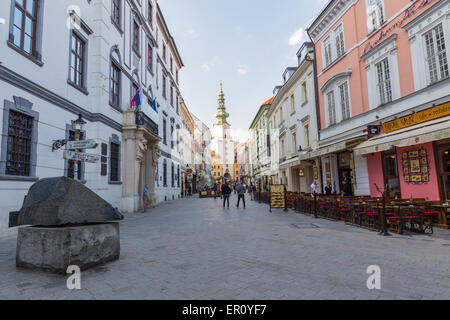 Tagsüber eine Fußgängerzone in der Altstadt von Bratislava Stockfoto