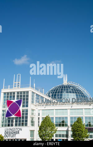 Die Livingston McArthurGlen Designer Outlet Shopping Mall an einem sonnigen Tag Stockfoto