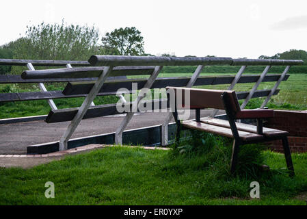 Bank neben eine Drehbrücke über einen Kanal in einer ländlichen Umgebung Stockfoto