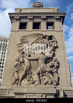 Eine 1928 Skulptur namens "Verteidigung" ist auf einem Bridgehouse der Michigan Avenue (DuSable) Brücke in Chicago, Illinois, USA vorgestellt. Stockfoto