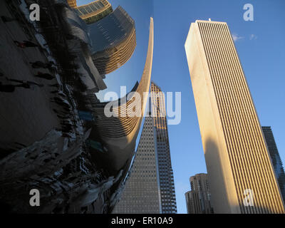 Verzerrende gespiegelte Reflexionen des nahe gelegenen Gebäuden sind zu sehen bei der Betrachtung der Bohne, eine elliptische Skulptur in Chicago, Illinois, USA. Stockfoto