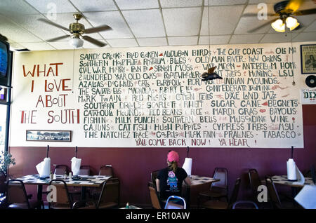 Eine Liste der Attraktionen des alten Südens sind lackiert, auf einer Wand im Schwein Out Inn, ein casual dining Ort bekannt für seine BBQ in Natchez, Mississippi, Vereinigte Staaten. Stockfoto