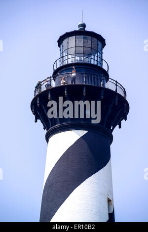 Zwei Besucher-Welle von der Spitze des historischen 208 Fuß Cape Hatteras Light Station in den Outer Banks von North Carolina, USA. Stockfoto