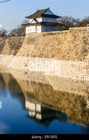 Der Rokuban yagura, Turm, auf den massiven Mauern des äußeren Grabens der Burg Osaka. Wände im Stil von Hakobori, kastenförmig. Stockfoto