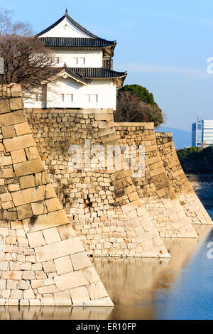 Der Rokuban yagura, Turm, auf den massiven Mauern des äußeren Grabens der Burg Osaka. Wände im Stil von Hakobori, kastenförmig. Stockfoto