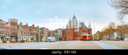 AMSTERDAM - APRIL 17: Die Waag (wiegen Haus) am 17. April 2015 in Amsterdam. Es ist einem am Nieuwmarkt Square Gebäude aus dem 15. Jahrhundert. Stockfoto