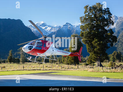 Hubschrauber auf dem Pad im Fox Village Luftbrücke Wanderer auf Fox-Gletscher in der Südalpen Neuseelands Stockfoto