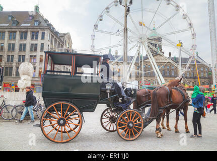 AMSTERDAM - APRIL 16: Pferdewagen am Dam-Platz am 16. April 2015 in Amsterdam, Niederlande. Stockfoto