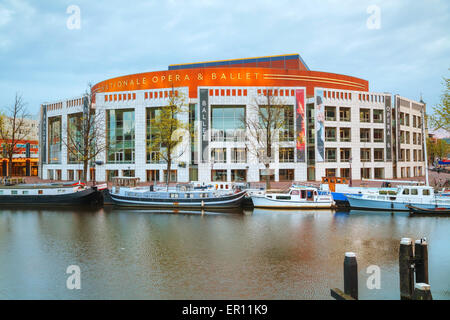 AMSTERDAM - APRIL 16: Nationale Oper und Ballett darauf aufbauend (Stopera) 16. April 2015 in Amsterdam, Niederlande. Stockfoto