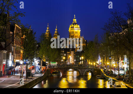 AMSTERDAM - 15 APRIL: Basilika des Heiligen Nikolaus (Sint-Nicolaasbasiliek) am 15. April 2015 in Amsterdam, Niederlande. Stockfoto