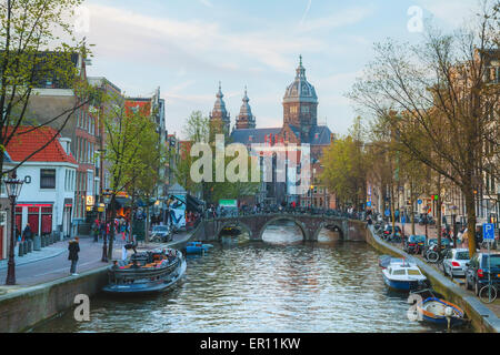 AMSTERDAM - 15 APRIL: Basilika des Heiligen Nikolaus (Sint-Nicolaasbasiliek) am 15. April 2015 in Amsterdam, Niederlande. Stockfoto