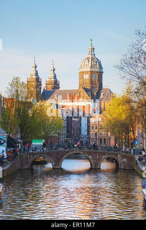 AMSTERDAM - 15 APRIL: Basilika des Heiligen Nikolaus (Sint-Nicolaasbasiliek) am 15. April 2015 in Amsterdam, Niederlande. Stockfoto