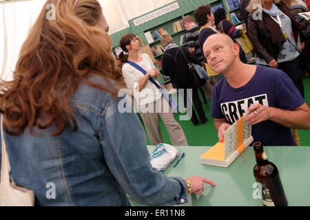 Mai 2015 Hay Festival - Steve Hilton, unterschreibt Stanford akademischer und ehemaliger politischer Berater Exemplare seines neuen Buches mit dem Titel mehr Menschen in der Festival-Buchhandlung. Stockfoto