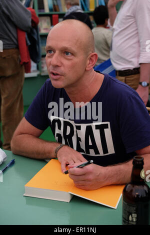 Hay On Wye Powys, Wales, UK Mai 2015. Heu-Festival - Steve Hilton, Stanford akademischer und ehemaliger politischer Berater unterzeichnet Exemplare seines neuen Buches mit dem Titel mehr Menschen in der Festival-Buchhandlung. Stockfoto