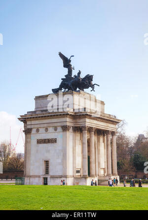 LONDON - APRIL 6: Wellington Arch Denkmal mit Personen im 6. April 2015 in London, UK. Stockfoto