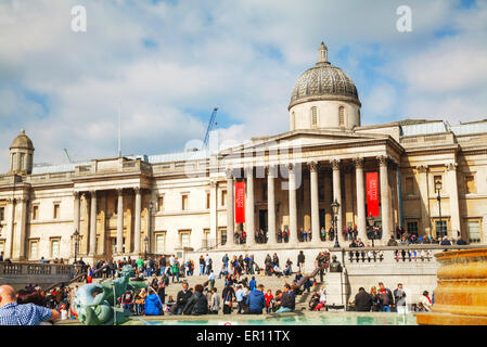 LONDON - APRIL 6: Nationalgalerie Gebäude am Trafalgar Square am 6. April 2015 in London, Vereinigtes Königreich. 1824 gegründet. Stockfoto