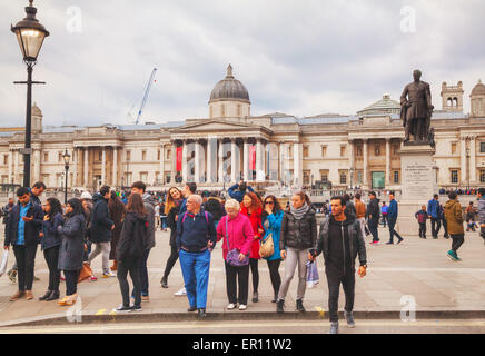 LONDON - APRIL 5: Trafalgar Square am 5. April 2015 in London, Vereinigtes Königreich. Es ist ein öffentlicher Raum und touristische Attraktion im Zentrum von London, Stockfoto