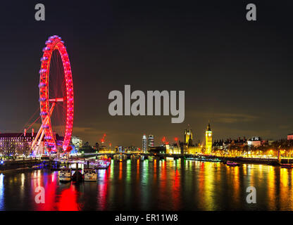 LONDON - APRIL 5: Überblick über London mit Coca-Cola London Eye auf 5. April 2015 in London, Vereinigtes Königreich. Die gesamte Struktur ist 135 m Stockfoto