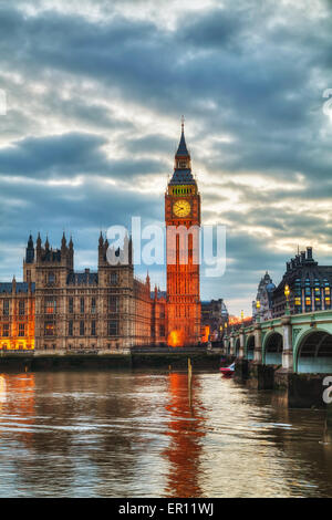 London mit dem Elizabeth Turm und Houses of Parliament bei Sonnenuntergang Stockfoto
