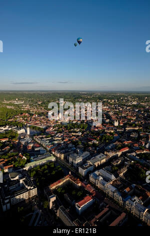 Heißluftballon über der Altstadt von Vilnius ein UNESCO-Weltkulturerbe und die Hauptstadt von Litauen. Stockfoto