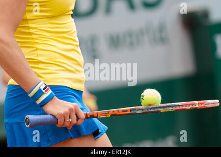 Paris, Frankreich. 24. Mai 2015. Yaroslava Shvedova (KAZ) in Aktion in einem 1. Vorrundenspiel gegen Ana Ivanovic (SRB) am ersten Tag des 2015 French Open Tennis-Turnier in Roland Garros in Paris, Frankreich.  © Csm/Alamy Live News Bildnachweis: Cal Sport Media/Alamy Live News Stockfoto