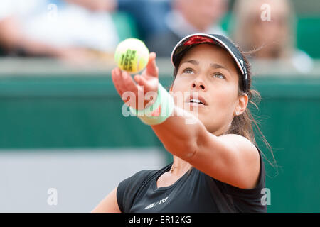 Paris, Frankreich. 24. Mai 2015. Ana Ivanovic (SRB) in Aktion in einem 1. Vorrundenspiel gegen Yaroslava Shvedova (KAZ) am ersten Tag des 2015 French Open Tennis-Turnier in Roland Garros in Paris, Frankreich.  © Csm/Alamy Live News Bildnachweis: Cal Sport Media/Alamy Live News Stockfoto