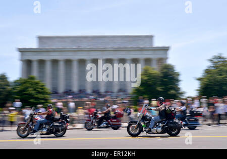 Washington, DC, USA. 24. Mai 2015. US-Veteranen beteiligen sich an der jährlichen Rolling Thunder Motorradfahrt um den Memorial Day in Washington, D.C., Hauptstadt der Vereinigten Staaten, 24. Mai 2015 zu gedenken. Zehntausende von US-Veteranen mit ihren Motorrädern trat das Ereignis am Sonntag. Bildnachweis: Yin Bogu/Xinhua/Alamy Live-Nachrichten Stockfoto