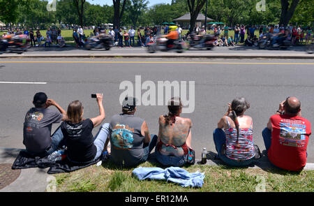 Washington, DC, USA. 24. Mai 2015. US-Veteranen beteiligen sich an der jährlichen Rolling Thunder Motorradfahrt um den Memorial Day in Washington, D.C., Hauptstadt der Vereinigten Staaten, 24. Mai 2015 zu gedenken. Zehntausende von US-Veteranen mit ihren Motorrädern trat das Ereignis am Sonntag. Bildnachweis: Yin Bogu/Xinhua/Alamy Live-Nachrichten Stockfoto