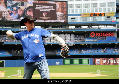 Toronto, Kanada. 24. Mai 2015. Blue Jay Land Tag mit Stiefeln und Herzen Festival (August 6 bis 9, 2015 um Burl Creek) Darsteller im Rogers Centre in Toronto.  Sängerin Gord Bamford wirft den ersten Pitch. Grant Martin/EXimages Stockfoto