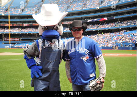 Toronto, Kanada. 24. Mai 2015. Blue Jay Land Tag mit Stiefeln und Herzen Festival (August 6 bis 9, 2015 um Burl Creek) Darsteller im Rogers Centre in Toronto.  Im Bild, Sänger Gord Bamford mit Birdy BJ. Grant Martin/EXimages Stockfoto