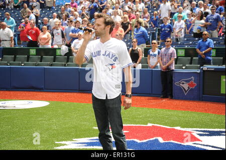 Toronto, Kanada. 24. Mai 2015. Blue Jay Land Tag mit Stiefeln und Herzen Festival (August 6 bis 9, 2015 um Burl Creek) Darsteller im Rogers Centre in Toronto.  Chad Brownlee führt in Bild die Nationalhymne. Grant Martin/EXimages Stockfoto