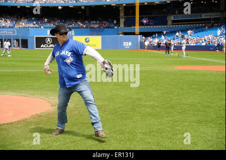 Toronto, Kanada. 24. Mai 2015. Blue Jay Land Tag mit Stiefeln und Herzen Festival (August 6 bis 9, 2015 um Burl Creek) Darsteller im Rogers Centre in Toronto.  Sängerin Gord Bamford wirft den ersten Pitch. Grant Martin/EXimages Stockfoto