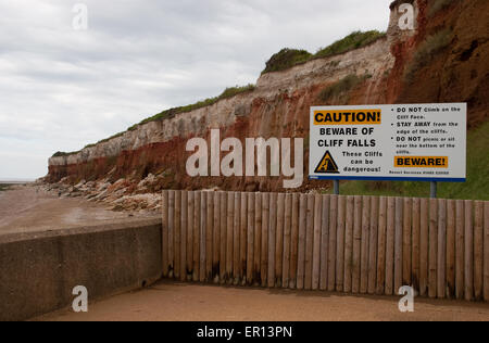 Vorsicht Zeichen am Fuße der Klippen bei Hunstanton Norfolk Stockfoto