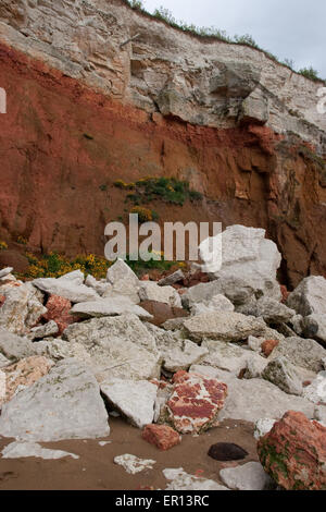 Gefallenen Felsen am Fuße der Klippen bei Hunstanton Norfolk Stockfoto