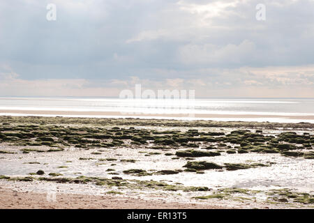 Der Strand von Hunstanton, Norfolk bei Ebbe, Verfügbarmachen große Felsen Stockfoto