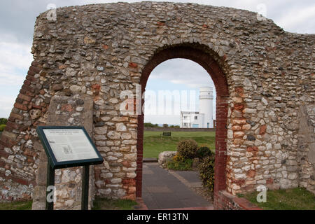 Alten Hunstanton Leuchtturm, Norfolk, gesehen durch die Reste der St Edmunds Chapel Stockfoto