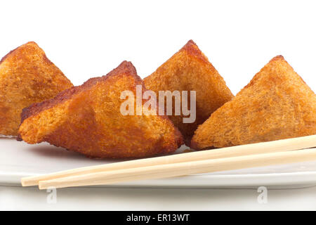 Chinesische Garnelen Toast einfach arrangiert und herrlich isoliert auf weiss Stockfoto