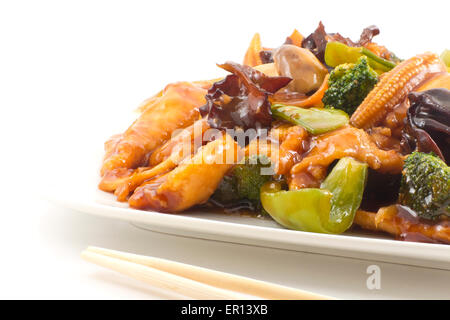 Yu-Shiang Huhn mit Knoblauchsauce und sautierten chinesisches Mischgemüse Stockfoto