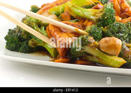 Bohnenkraut sautierten chinesisches Mischgemüse mit knusprig gebratenem tofu Stockfoto