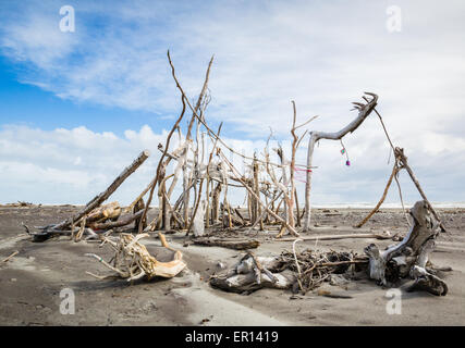 Treibgut Holzskulptur auf die Tasmanische See Strand von Hokitika in Südinsel Neuseeland Stockfoto