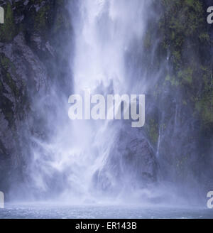 Lady Bowen Falls ist ein hohes Volumen 164 Meter Wasserfall in Milford Sound Fjordland Südinsel Neuseeland Stockfoto